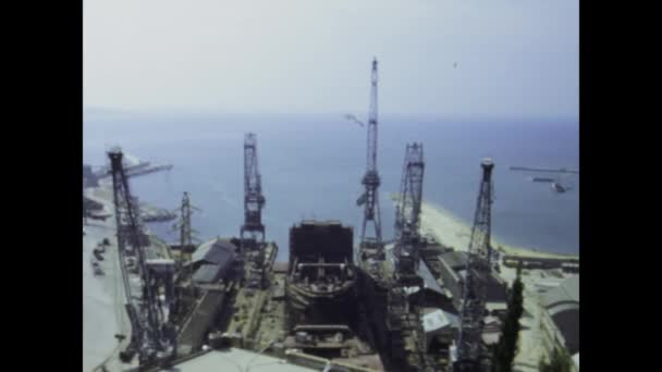 1977年5月イタリア マルケ州 活気ある港を埋め尽くす商船とともに 1970年代のイタリア海岸沿いの賑やかな海洋活動を探索する — ストック動画