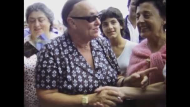 1977年 昭和52年 5月イタリア マルケッロ 名高い老女がサインをし 名声と賞賛の瞬間を捉える — ストック動画