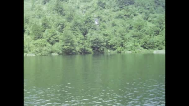 クロアチア ザダル1970年6月 プリトヴィツェ湖国立公園の自然の美しさに浸る1970年代の魅力的なビデオクリップ — ストック動画