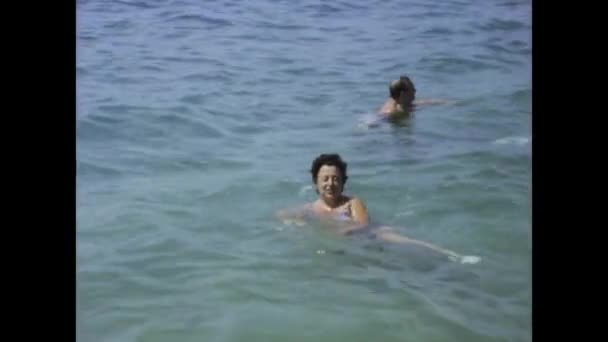 Zadar Croatia June 1970 1970 휴가중에 반짝이는 바다에서 수영하는 여성의 — 비디오