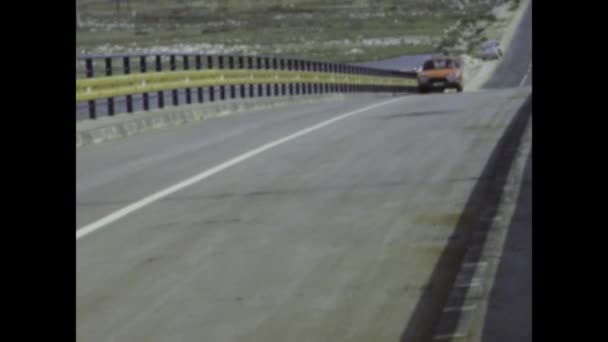 クロアチア ザダル1970年6月 1970年代のクラシックカーを走る幸せな人たちが登場する懐かしいビデオクリップで過去に足を踏み入れましょう — ストック動画