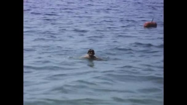 クロアチア ザダル1970年6月 1970年代のビーチ休暇中に輝く海で泳ぐ男の屈託のない瞬間を目撃すると 郷愁に飛び込む — ストック動画