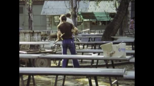 克罗地亚扎达尔 1970年6月 回到上世纪70年代这个迷人的老式视频剪辑的时代 这个视频剪辑展示了街道清洁工清理繁忙的广场 — 图库视频影像