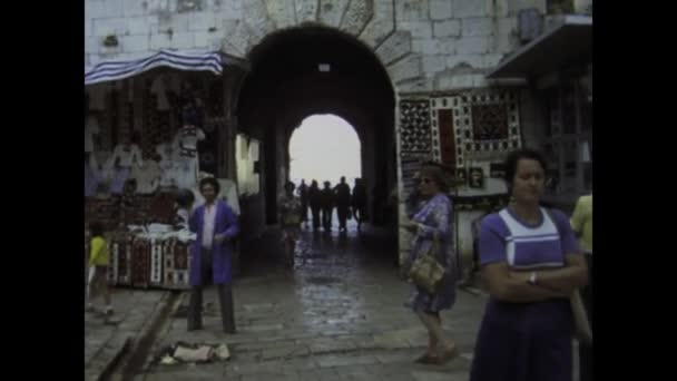 1970年6月クロアチア ザダル 1970年代のザダルのストリートマーケットの活気ある雰囲気に浸ってください — ストック動画