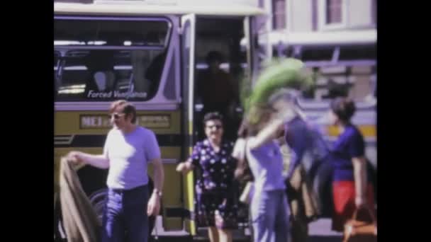 意大利罗马可能在1975年 回到这个古老的镜头中 拍摄下20世纪70年代公共汽车上下来的乘客 唤起一种怀旧感和过去的运输时代 — 图库视频影像