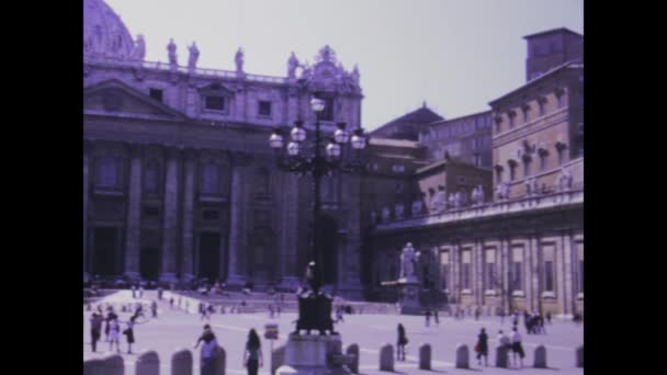 意大利罗马可能在1975年 当人们聚集在这个迷人的老式镜头中 感受20世纪70年代梵蒂冈圣彼得广场充满活力的氛围 — 图库视频影像