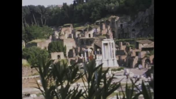 意大利罗马可能在1975年 回到上世纪70年代罗马皇家论坛迷人的历史镜头 展示了古罗马的宏伟壮丽 — 图库视频影像