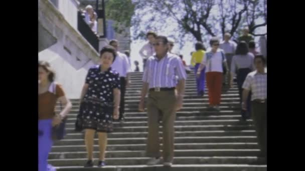 1975年 昭和50年 5月イタリア ローマ市中心部の歴史的階段を人々が優雅に下り 1970年代ローマの活気ある雰囲気を体験 — ストック動画