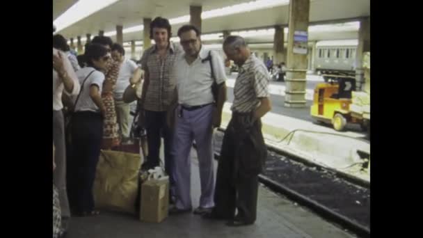 フィレンツェ イタリア1976年5月 1970年代の賑やかな鉄道駅に戻り 旅と冒険の精神をキャプチャします — ストック動画