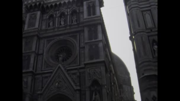 意大利佛罗伦萨可能是1976年 让自己沉浸在20世纪70年代的诱惑中吧 佛罗伦萨有着令人叹为观止的标志性大教堂及其风景如画的周围环境 — 图库视频影像