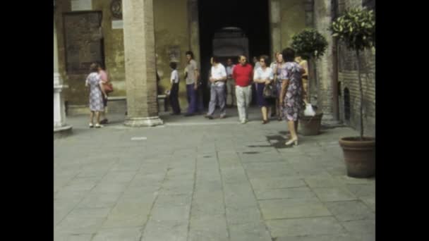 イタリアのシエナ1976年5月 シエナの象徴的な広場の活気ある雰囲気に浸ってください — ストック動画