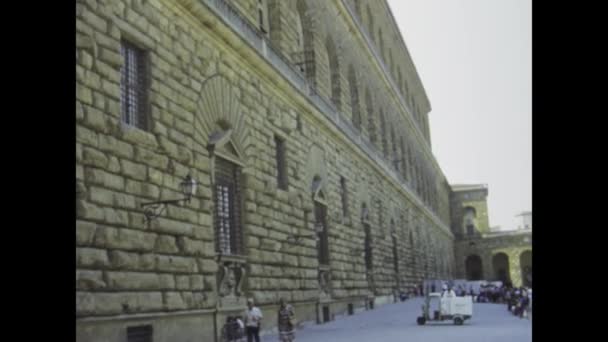 フィレンツェ イタリア1976年5月 1970年代のフィレンツェの美しさに身を浸し 美しい街並みと日常生活の魅力的な光景をご覧ください — ストック動画