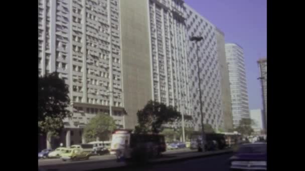 1976年 巴西里约热内卢 走进20世纪70年代里约热内卢充满活力的街道 城市嗡嗡声四起 车辆五彩斑斓 交通繁忙 — 图库视频影像