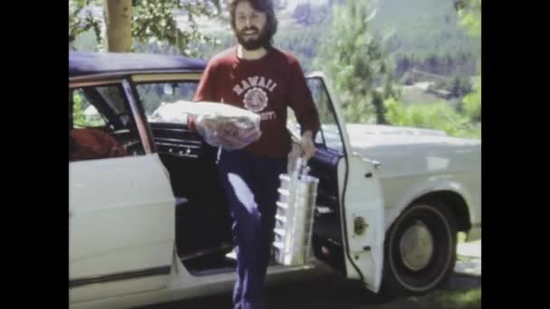 1976年 昭和51年 5月ブラジル リオデジャネイロ1970年代に自動車から食料品を持ち帰る男 — ストック動画