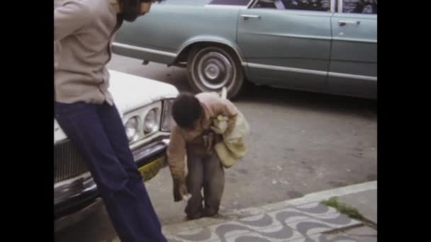 1976年5月ブラジル リオデジャネイロ1970年代の恵まれない子供たちと富を分かち合う優しい男としての心温まる瞬間を目撃 — ストック動画