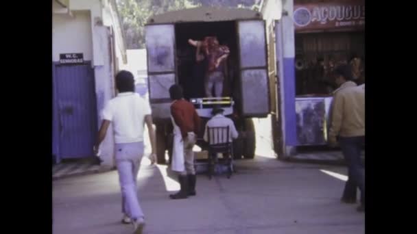 1976年 巴西里约热内卢 让自己沉浸在1970年代巴西公共市场的热闹气氛中 捕捉生机勃勃的色彩和繁华的活动 — 图库视频影像