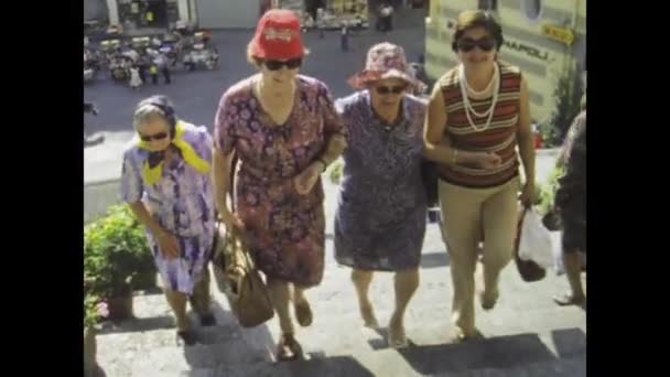 Неаполь Італія 1975 Повертайтеся 1970 Роки Елегантні Старші Жінки Піднімаються — стокове відео