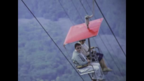 ナポリ イタリア1975年5月 1970年代にタイムスリップし 安全性の境界を押すスリリングで不安定なケーブルカーに乗るのを目撃する — ストック動画