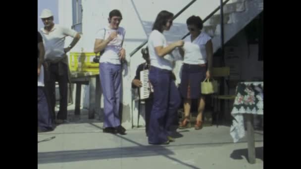 Неаполь Италия Май 1975 Окунитесь Ностальгические Мелодии Аккордеона Пожилой Человек — стоковое видео