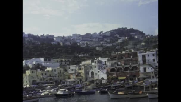1975年5月イタリア ナポリ その象徴的な通り 雰囲気を垣間見ることで 1970年代のナポリの本質に浸る — ストック動画