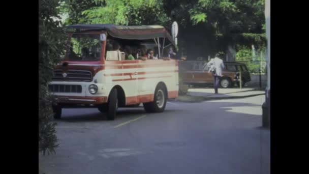 Neapel Italien Mai 1975 Mit Diesem Fesselnden Videoclip Eines Touristenbusses — Stockvideo
