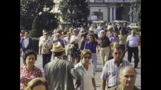 意大利那不勒斯可能是1975年 你沉浸在20世纪70年代充满活力的氛围中 那不勒斯的人群在城市街道上漫步 抓住了城市生活的本质 — 图库视频影像