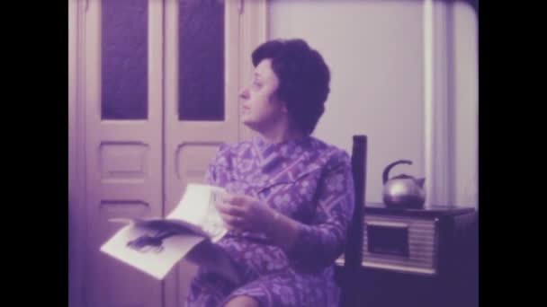 1975年 昭和50年 5月イタリア ローマ 1970年代に戻り 居心地の良いリビングルームで新聞に登場する老婦人を目撃 — ストック動画