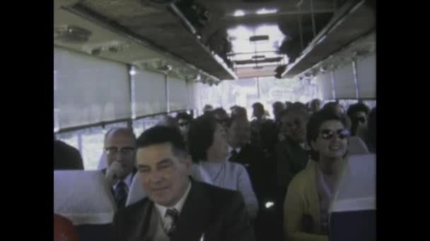 1975年5月 イタリア ローマ ヴィンテージバスに乗って 人々のグループと一緒に懐かしい旅に出発し 1970年代の旅行の冒険の本質を捉えます — ストック動画