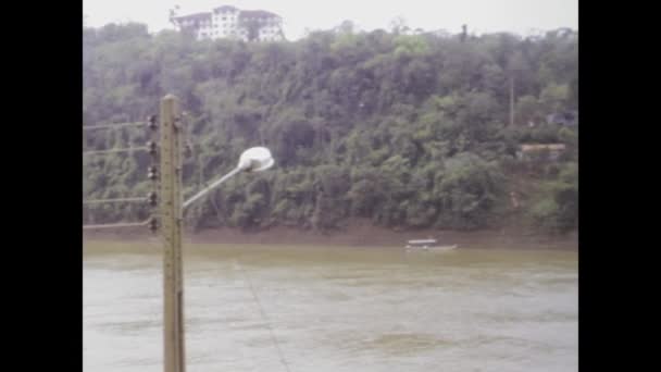 1975年 昭和50年 5月ブラジル リオデジャネイロ1970年代の川面の賑やかさを目にすることができる — ストック動画