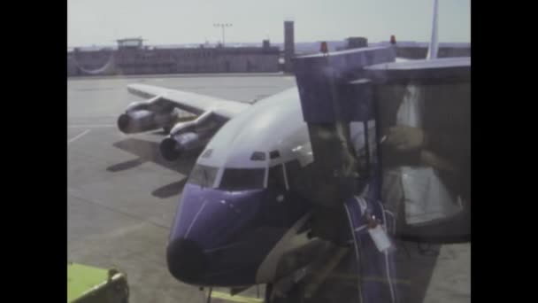 1975年 昭和50年 5月ブラジル リオデジャネイロ1970年代に戻り 航空機がゲートから離陸する準備をしているときの興奮を目の当たりにする — ストック動画