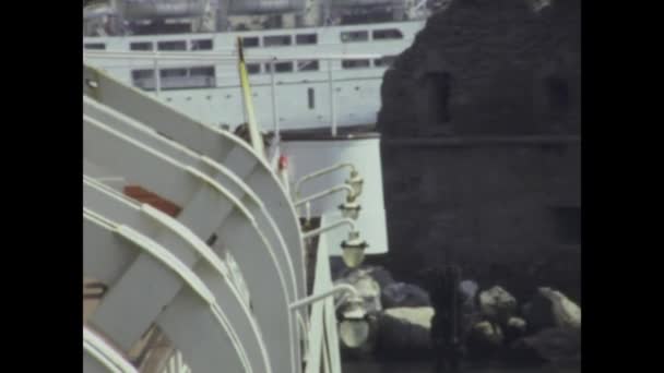 1975年6月イタリア オルビア 1970年代の賑やかな港での船のダイナミックな動きを目撃し 海洋生物の本質を捉える — ストック動画