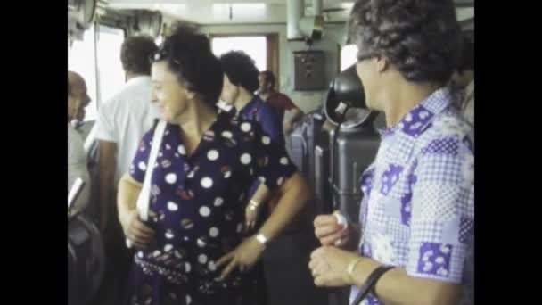 Olbia Italia Junio 1975 Retrocede Tiempo Mientras Gente Embarca Viaje — Vídeo de stock