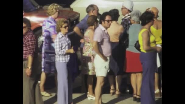 オルビア イタリア1975年6月 人々のグループとしての期待と興奮を辛抱強く1970年代にフェリーの旅に着手するのを待つサルデーニャ島 — ストック動画