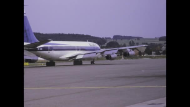 ルーマニアのブカレスト1975年5月 1970年代の空港の賑やかな雰囲気を捉えた懐かしいビデオクリップで時間を遡ります — ストック動画
