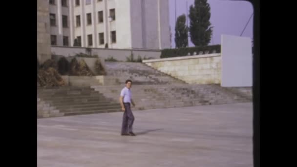 ルーマニアのブカレスト1975年5月 1970年代ルーマニアの建築の詳細を紹介する魅惑的なビデオクリップで時間を遡ります — ストック動画