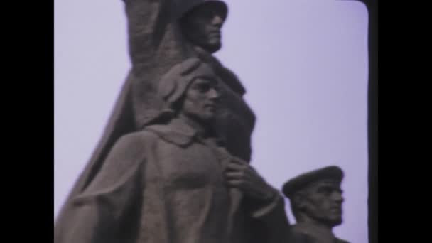 루마니아 부쿠레슈티 1975 1970 부쿠레슈티에서 상징적 동상을 전시하는 매력적 비디오가 — 비디오
