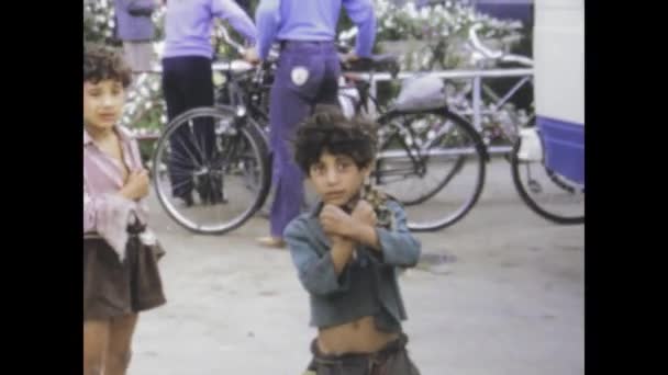 1975年 罗马尼亚布卡斯特 通过这些身着破衣烂衫儿童的悲惨镜头 探讨1970年代罗马尼亚贫穷童年的现实 — 图库视频影像