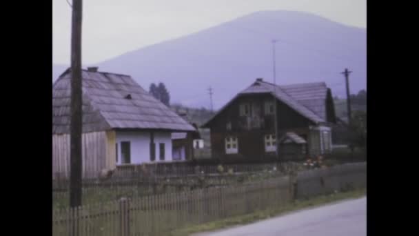 1975年 罗马尼亚的布卡雷斯特 带着1970年代风景如画的罗马尼亚建筑的一瞥走进过去 展示了传统房屋的魅力 — 图库视频影像