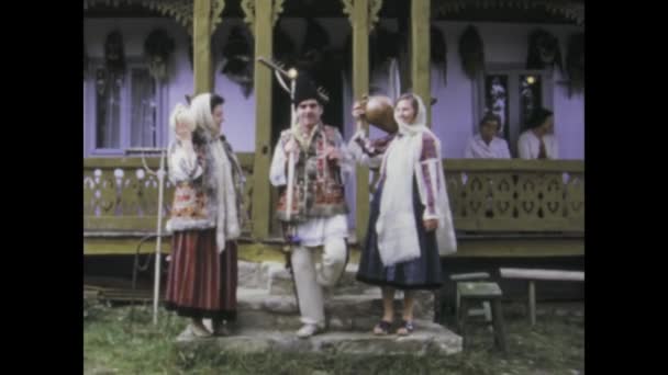 Bükreş Romanya 1975 Olabilir Yerel Halkın Geleneksel Kıyafetlerini Gururla Sergilediği — Stok video