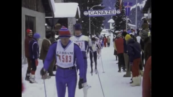 イタリア カナゼイ1980年12月 1980年代のスポーツイベントの際に クロスカントリースキーヤーが優雅にコースを滑り降りる爽快な光景を捉える — ストック動画