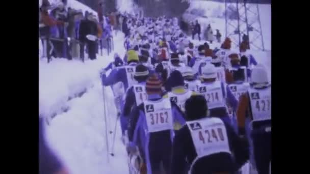 Canazei Italia Diciembre 1980 Captura Emocionante Vista Esquiadores Fondo Deslizándose — Vídeo de stock