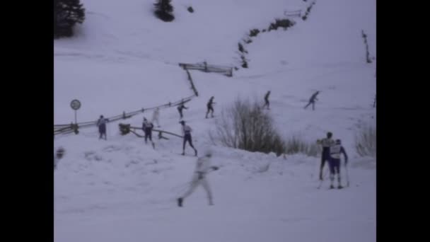 1980年12月 意大利 卡纳齐 在20世纪80年代的一次体育赛事中 看到越野滑雪者优雅地滑行在跑道上 让人兴奋不已 — 图库视频影像