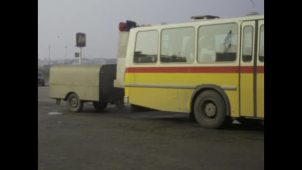 Canazei Italia Dicembre 1980 Salite Bordo Autobus Epoca Viaggiate Indietro — Video Stock