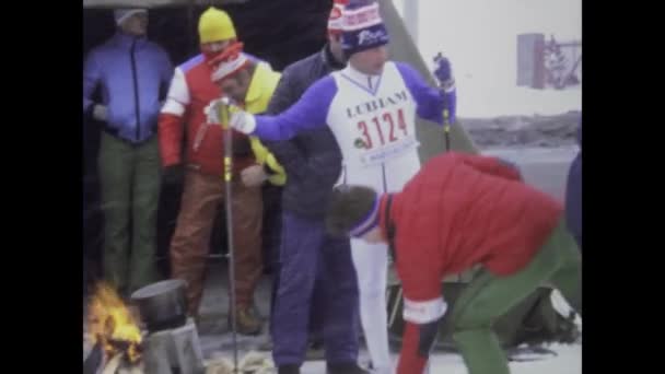 Canazei Italia Diciembre 1980 Captura Emocionante Vista Esquiadores Fondo Deslizándose — Vídeos de Stock