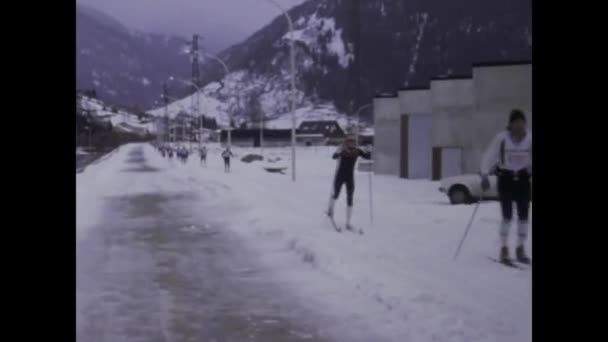 Канацей Италия Декабрь 1980 Запечатлейте Захватывающее Зрелище Лыжников Грациозно Скользящих — стоковое видео