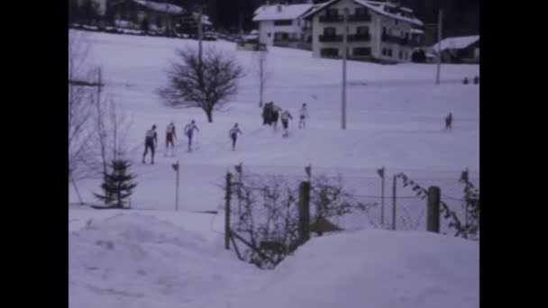 イタリア カナゼイ1980年12月 1980年代のスポーツイベントの際に クロスカントリースキーヤーが優雅にコースを滑り降りる爽快な光景を捉える — ストック動画