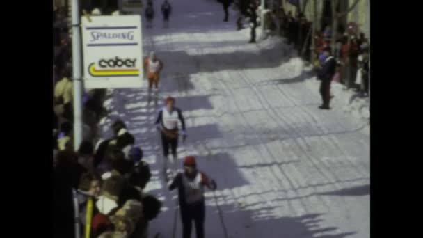 Canazei Ιταλία Δεκέμβριος 1980 Αιχμαλωτίστε Συναρπαστικό Θέαμα Των Σκιέρ Διασχίζουν — Αρχείο Βίντεο