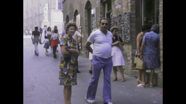 1975年7月イタリア ファノ 観光客が1970年代にファノの魅力を発見し 豊かな歴史と文化遺産を紹介するので 時間を遡ります — ストック動画
