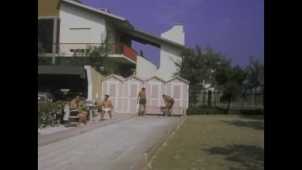 意大利法诺 1975年7月 体验上世纪70年代的活泼气氛 这个视频片段展示了一群年长的绅士们正在享受着一场生气勃勃的博彩游戏 — 图库视频影像