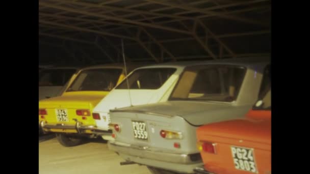 意大利法诺 1975年7月 用这个展示停放在意大利汽车上的老式镜头重新展现了70年代的魅力 抓住了这个时代的本质 — 图库视频影像